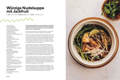 Schüssel Ramen mit Jackfruit, grünen Blättern, Pilzen und Limette von oben gesehen.
