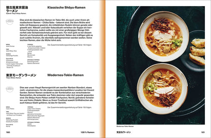 Zwei Schalen Ramen auf dunkler Fläche neben dem zweisprachigen Kochbuch Ramen Forever.