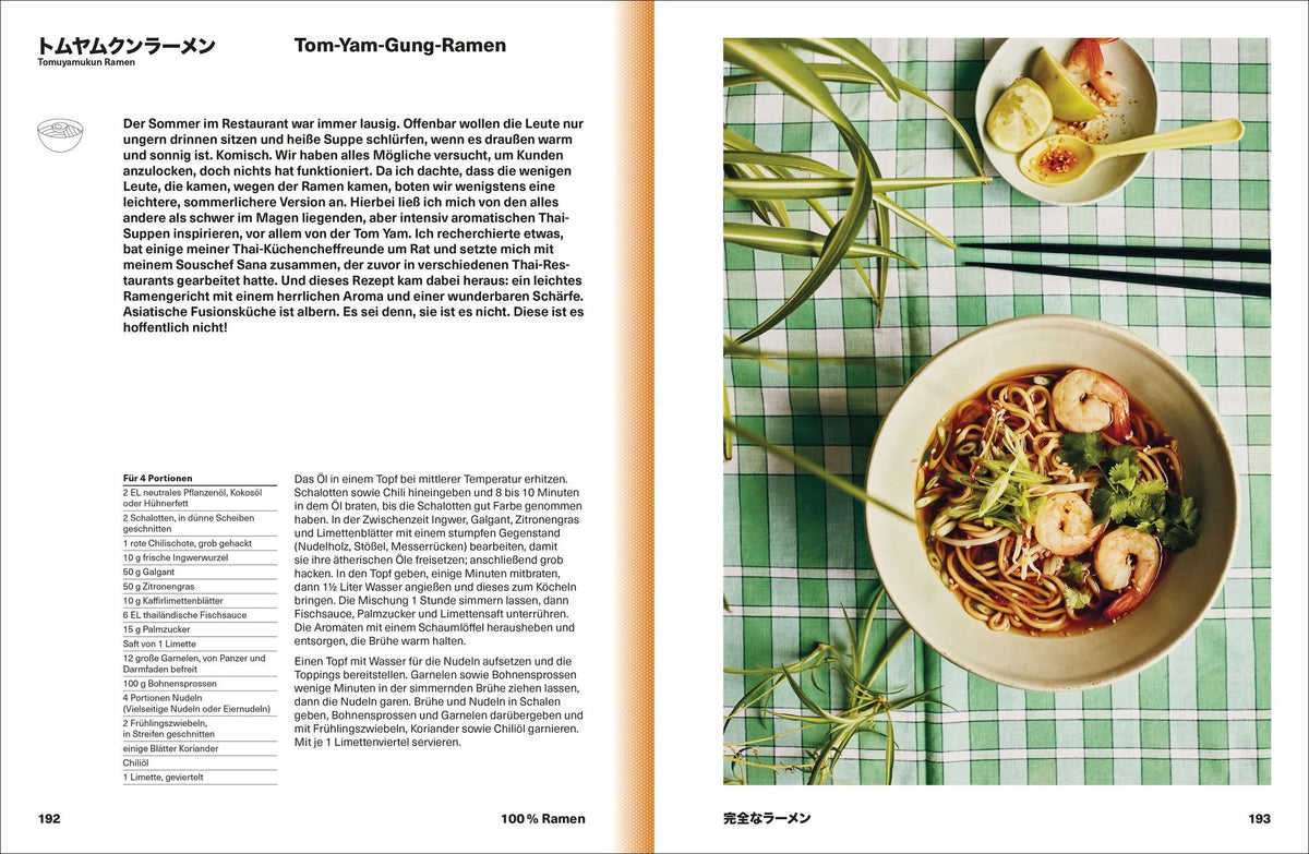 Eine Schüssel Tom-Yam-Gung-Ramen mit Garnelen, Gemüse und Limette auf einem grünen Platzset.
