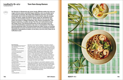Eine Schüssel Tom-Yam-Gung-Ramen mit Garnelen, Gemüse und Limette auf einem grünen Platzset.