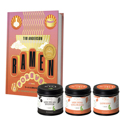 Ramen Forever Set mit drei Gewürzen: Shichimi Togarashi, Szechuan Pfeffer, Gomasio in Gläsern.