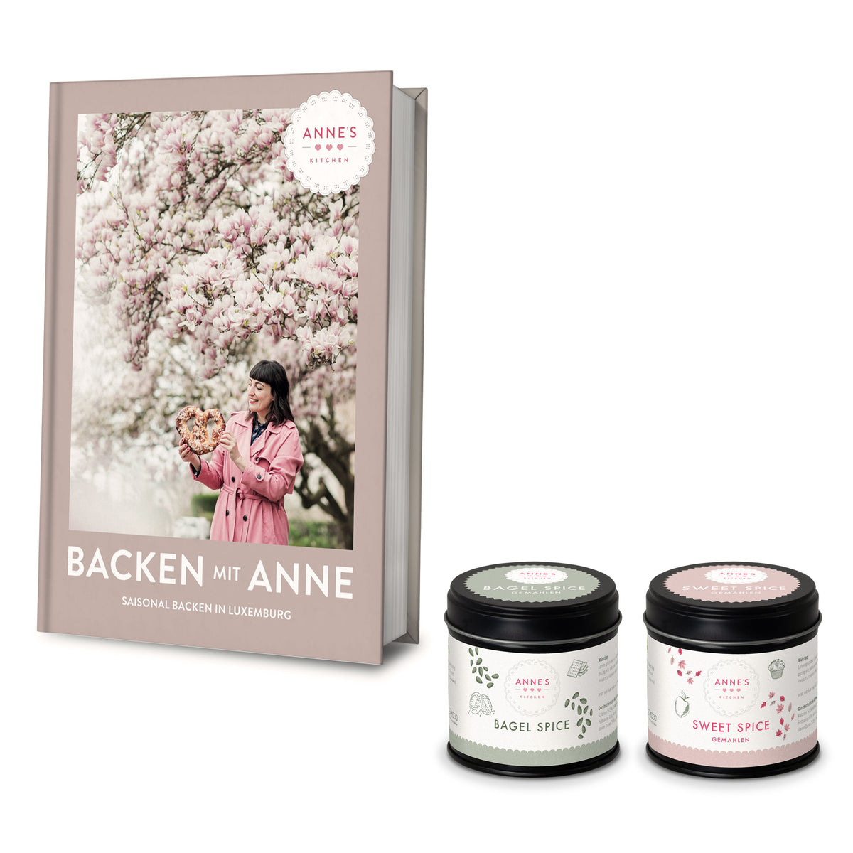 Geschenkset Backen mit Anne, daneben zwei Gläser mit Aufschrift Bagel Spice und Sweet Spice.