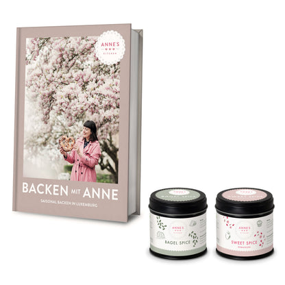 Geschenkset Backen mit Anne, daneben zwei Gläser mit Aufschrift Bagel Spice und Sweet Spice.