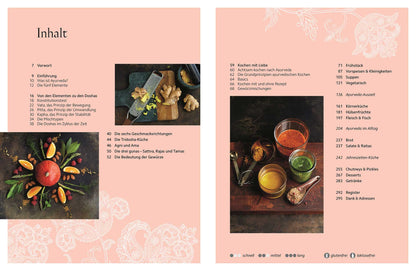 Zwei Seiten aus Achtsame Ayurveda Küche mit bunten Fruchtfotos auf pfirsichfarbenem Hintergrund.