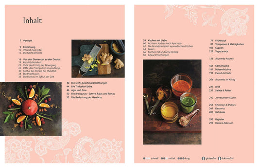 Zwei Seiten aus Achtsame Ayurveda Küche mit bunten Fruchtfotos auf pfirsichfarbenem Hintergrund.