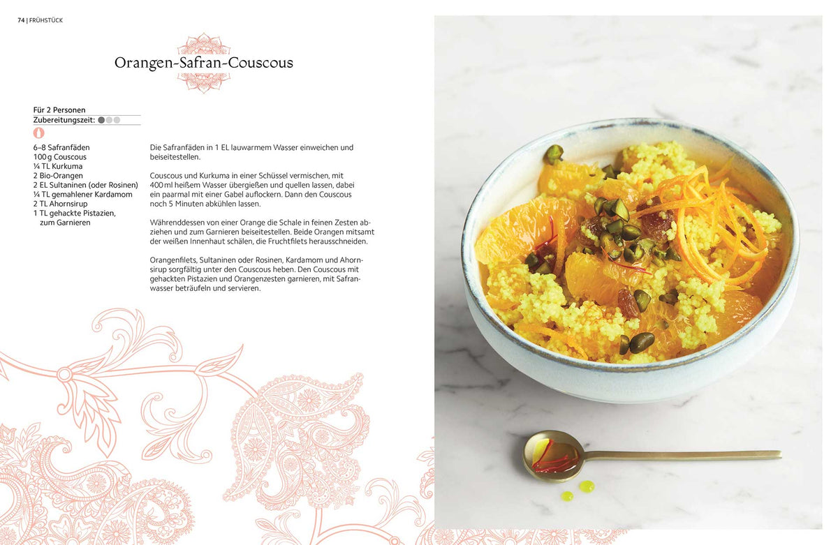 Schale mit Safran-Couscous, Orangenscheiben und Pistazien neben Geschenkset Achtsame Ayurveda Küche.
