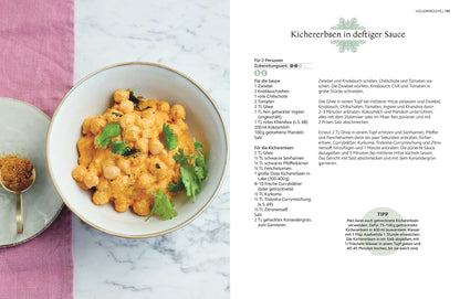 Eine Schale cremiger Kichererbseneintopf mit Kräutern, daneben Geschenkset Achtsame Ayurveda Küche.