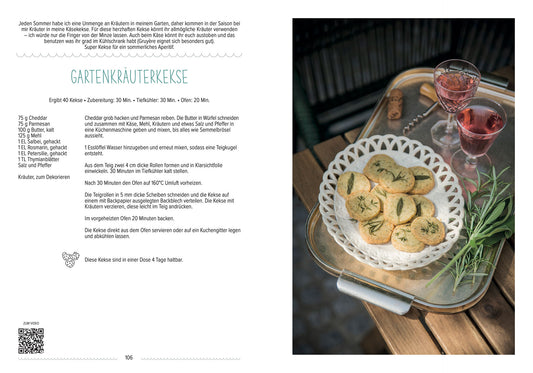 Ein Teller Backen mit Anne Kekse auf einem Tisch mit Teekanne und Tassen im Freien.