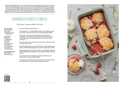 Erdbeer-Rhabarber-Cobbler auf einem Teller, aus Geschenkset Backen mit Anne, von oben fotografiert.