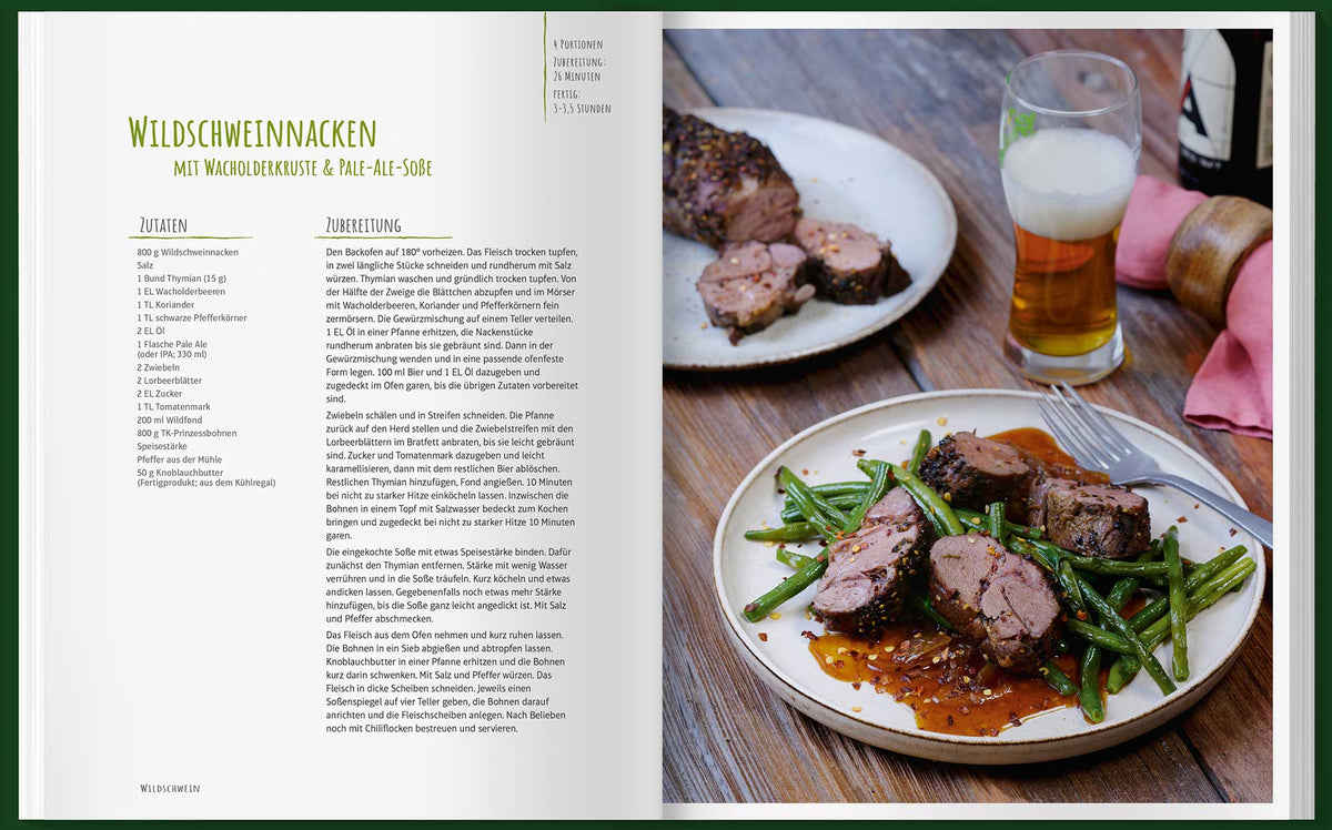 Wildschweinbraten in Scheiben mit grünen Bohnen und Sauce, dazu ein Glas Bier auf einem Teller.