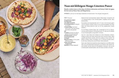 Naan-Wrap mit Paneer, Mango und Salat wird von einer Person zubereitet.