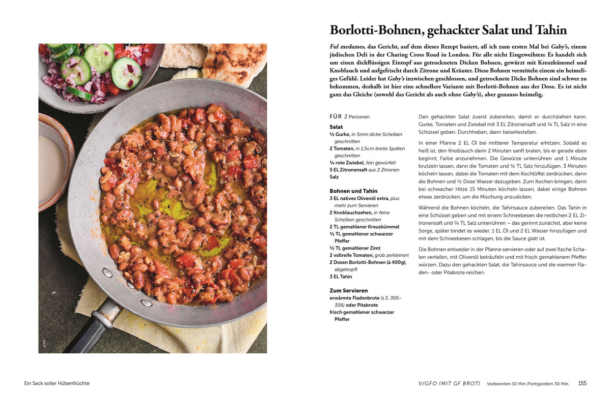 Eine Pfanne mit Borlotti-Bohnen in Sauce steht auf einer Herde.