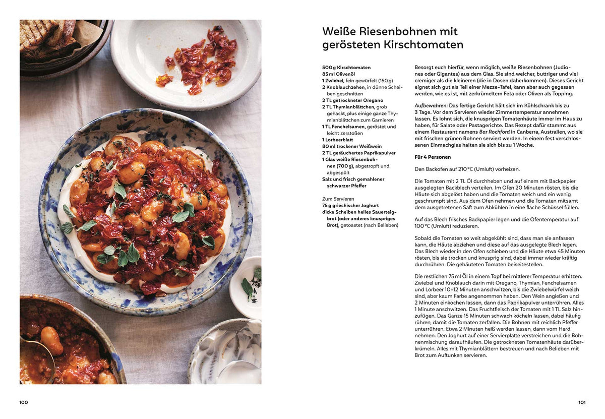 Weiße Bohnen in Tomatensauce mit Kräutern und gerösteten Cherrytomaten.