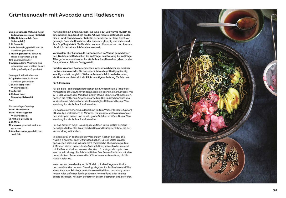 Grüntee-Nudeln von oben auf einem Teller, inspiriert vom Ottolenghi Comfort Kochbuch.