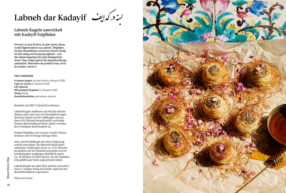 Sieben mit Labneh gefüllte Kadayif-Nester mit Rosenzweigen und Sirup.