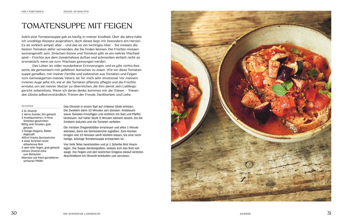 Tomatensuppe in einer Schüssel mit Feigen, Kräutern und Brotwürfeln.