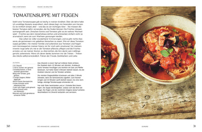 Tomatensuppe in einer Schüssel mit Feigen, Kräutern und Brotwürfeln.