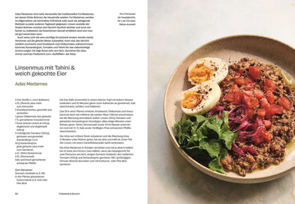 Teller mit Linsenpüree, weichen Eiern, Salatblättern und Bio Zatar als grobes Gewürz.