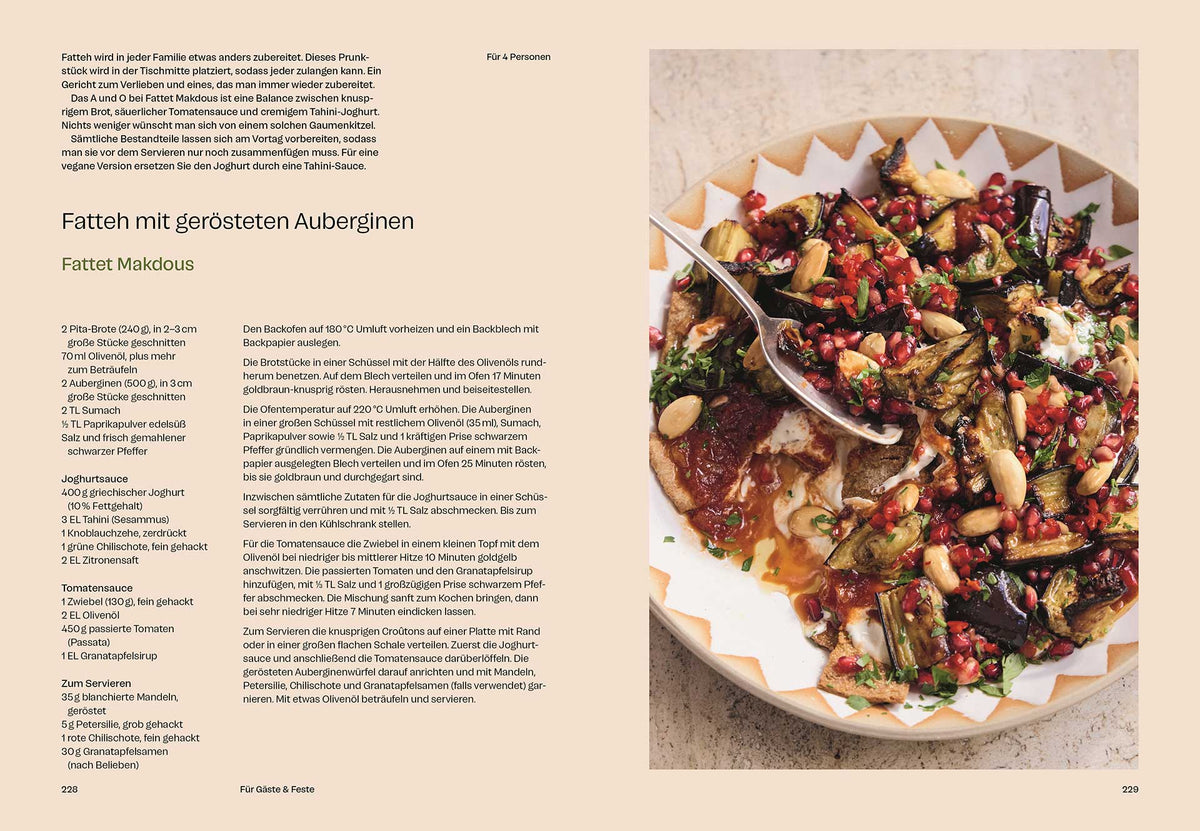 Gerösteter Auberginensalat mit Granatapfel, Mandeln, Kräutern und sichtbarem Zatar-Gewürz.
