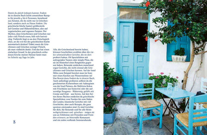 Blaue Stühle, Tisch und Pflanzen mit Geschenkset Sonne und Meer auf einem Teller.