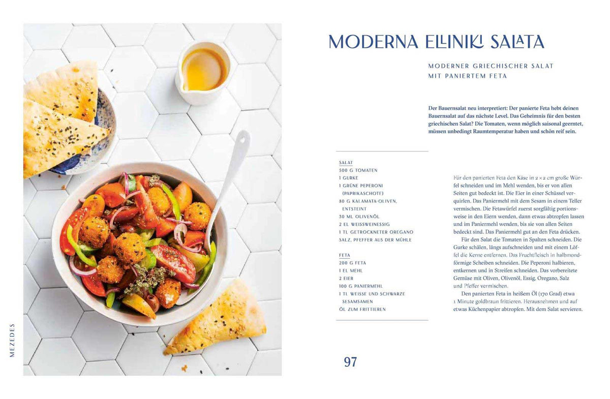 Griechischer Salat mit Pita und Feta auf weißen Fliesen, rechts befindet sich ein Rezept.