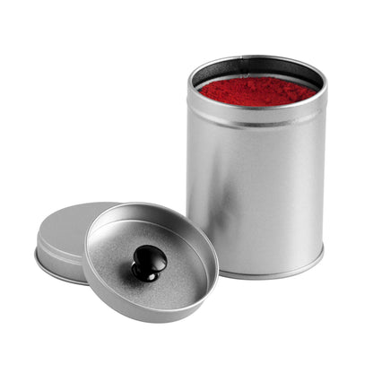 Silberne Große Gewürz-Dose mit schwarzem Knopf, rotem Pulver und abgenommenem Deckel.