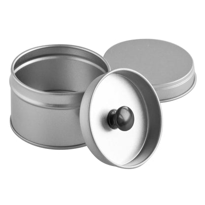 Kleine Gewürzdose aus Weißblech ohne Deckel auf weißem Hintergrund.