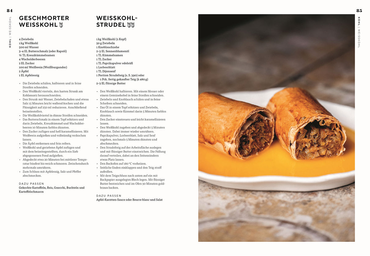 Zwei Stück vegetarischer Strudel mit heller Soße auf einem Teller.