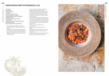 Pasta mit Tomatensauce in einer Schüssel auf einem rustikalen Teller.