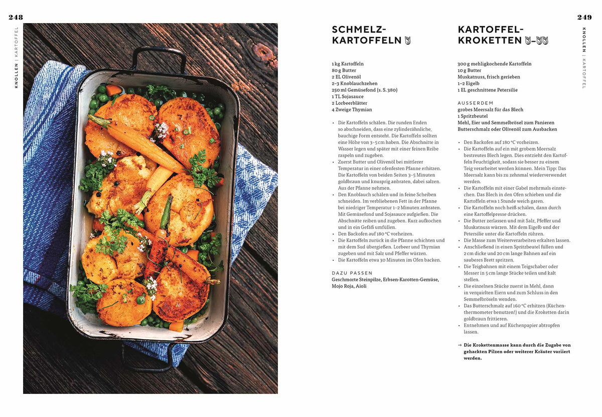 Geröstete Kartoffeln und Karotten mit sichtbaren Kräutern in einer weißen Auflaufform.