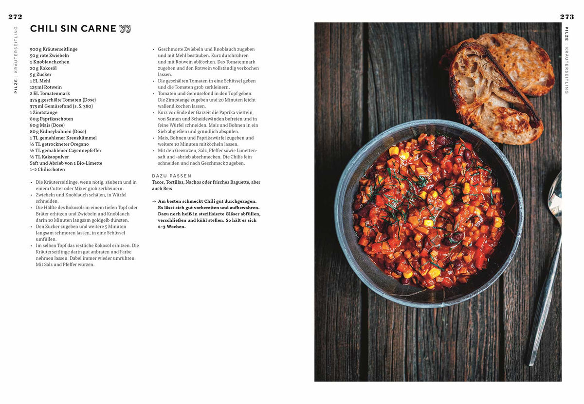 Eine Schale vegetarisches Chili sin Carne mit Mais, Bohnen und geröstetem Brot auf einem Tisch.