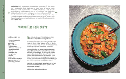 Eine Schüssel Tomaten-Brot-Suppe mit Basilikum steht neben Geschenkset Sepp, was machst du? auf dem Tisch.