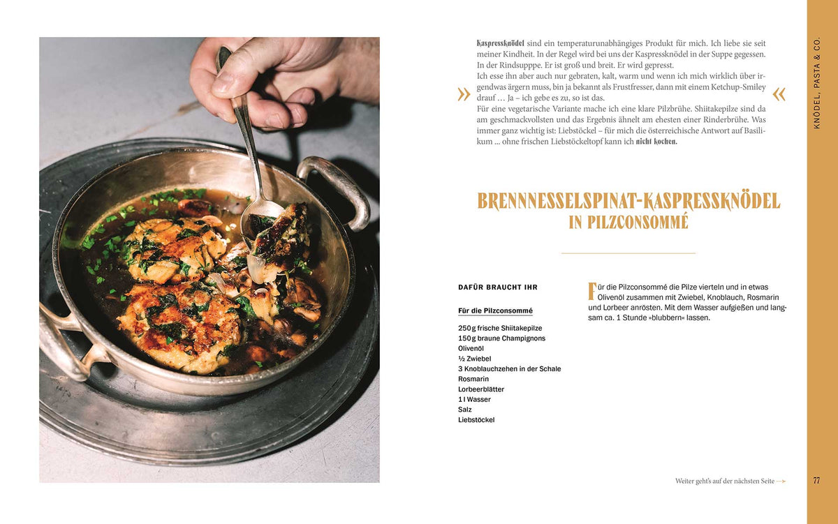 Hand nimmt grüne Knödel und Gemüse aus einer Messingpfanne, Geschenkset Sepp, was machst du?.