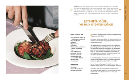 Eine Hand schneidet in Rote-Bete-Knödel auf grünem Blattgemüse.