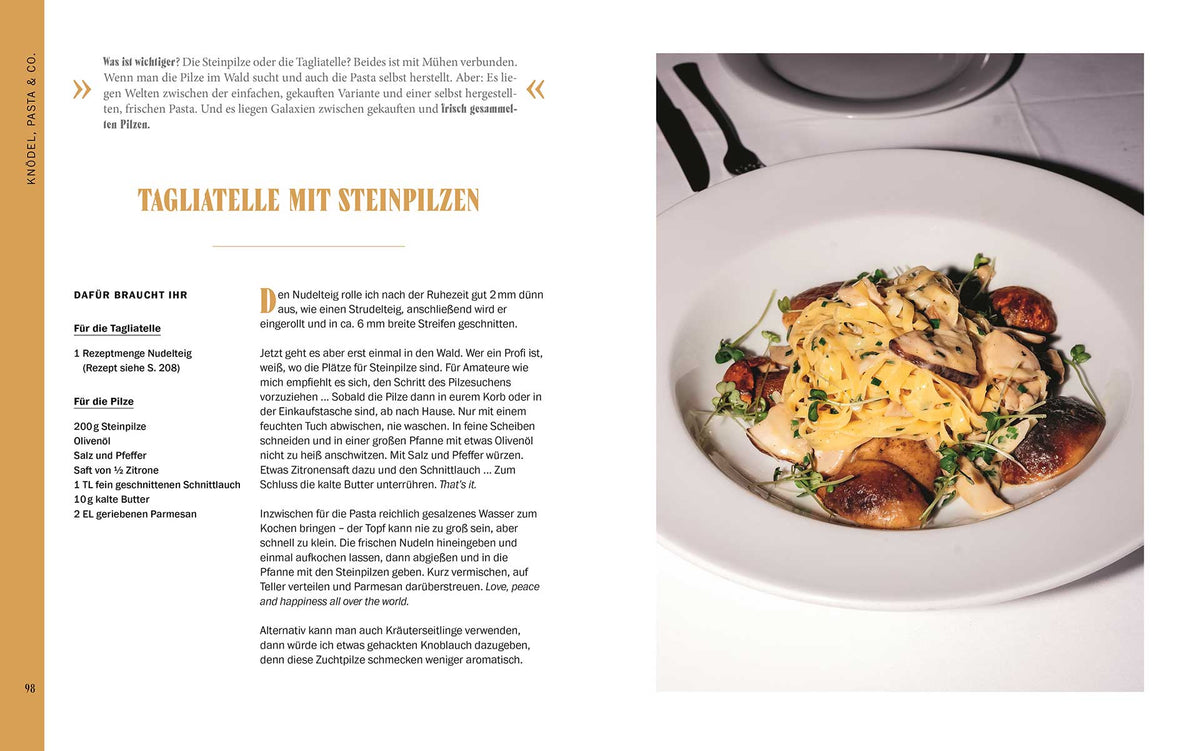 Ein Teller Tagliatelle mit Pilzen und Kräutern, darauf Sepp, was machst du? zu sehen.