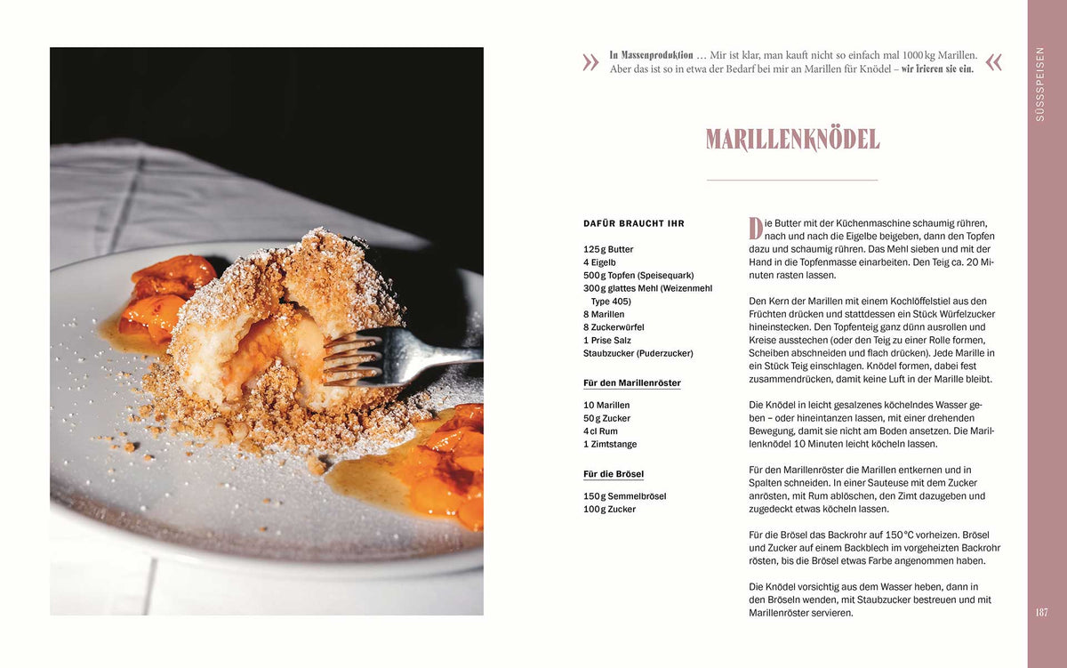 Marillenknödel mit Bröseln und Aprikosensauce auf einem Teller, österreichisches Dessert.