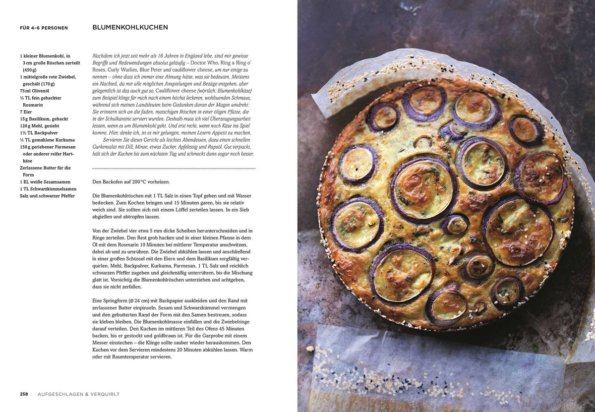 Pikante Blumenkohl-Torte mit roten Zwiebeln, dekorativ angerichtet auf einem Teller.