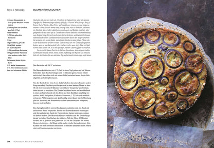 Pikante Blumenkohl-Torte mit roten Zwiebeln, dekorativ angerichtet auf einem Teller.