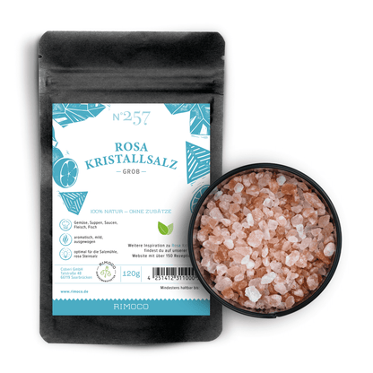 Rosa Kristallsalz grob in einer Schale und einem Beutel mit Aufschrift Himalaya Salz.