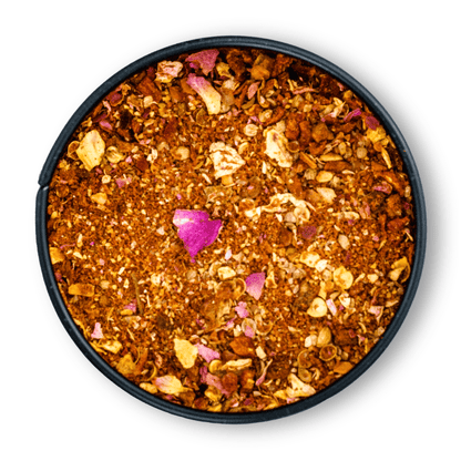 Schwarze Schale mit getrockneten Gewürzen, Kräutern und Bio Rosenharissa.