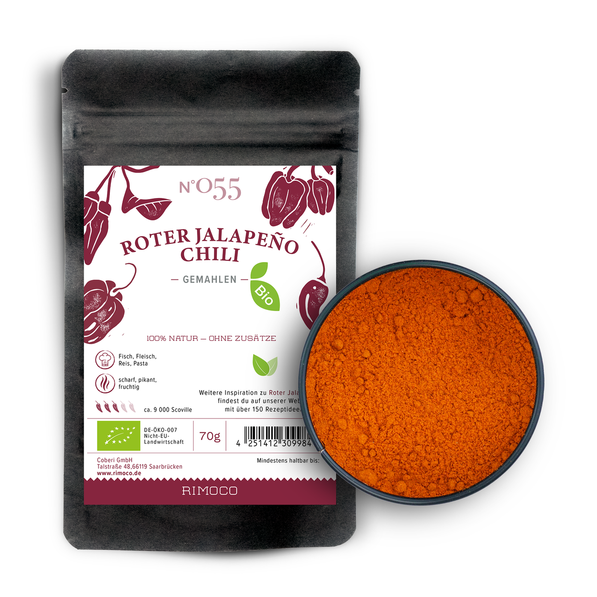 Bio Roter Jalapeño Chili gemahlen in schwarzer Packung mit einer Schale Chilipulver daneben.