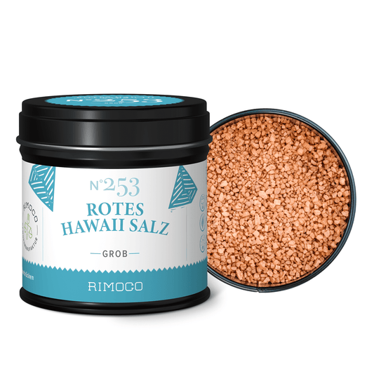 Dose mit Aufschrift Rotes Hawaii Salz grob, offen, grobes rotes Salz sichtbar.