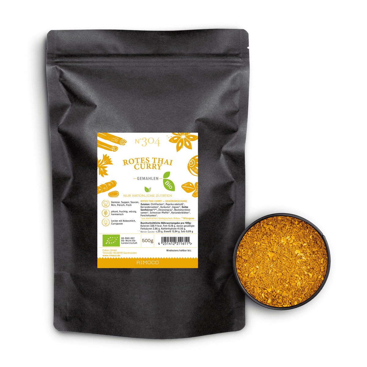 Schwarzer Beutel mit der Aufschrift Bio Rotes Thai Curry neben einer Schale gelbes Currypulver.