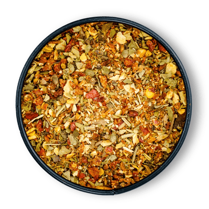 Runde schwarze Schale mit Bio Salatgewürz Mediterran, von oben fotografiert.