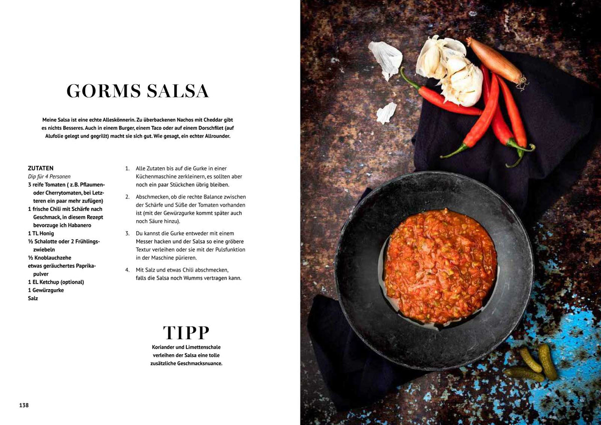 Schüsseln mit Salsa und frischen Zutaten neben dem Saucen-Kochbuch.