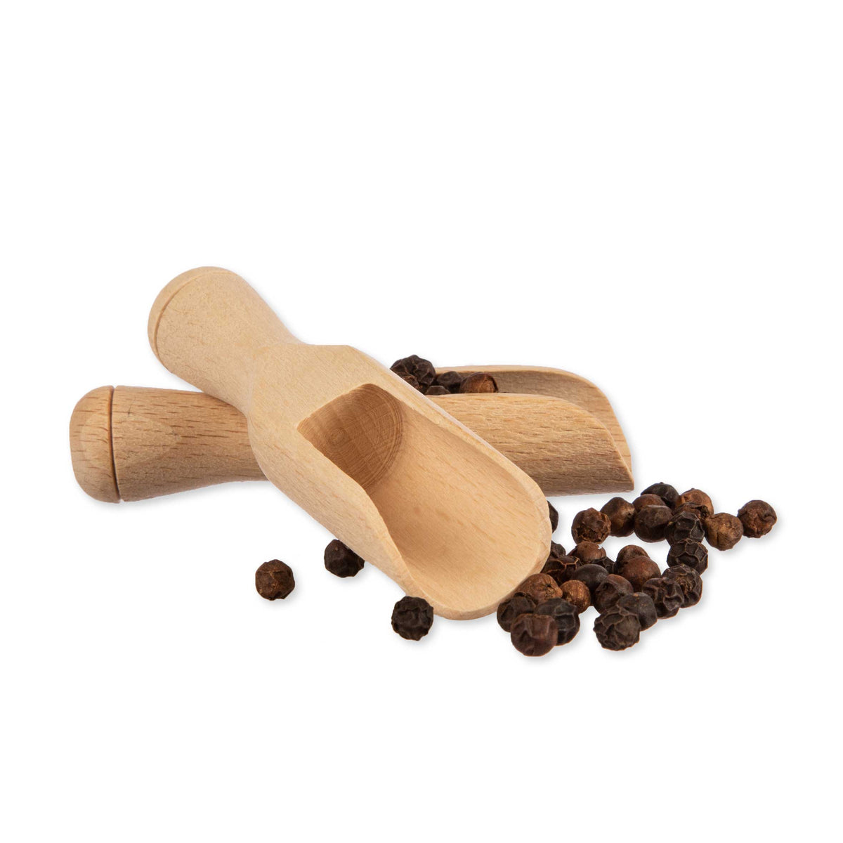 Zwei Holzschäufelchen mit schwarzen Pfefferkörnern auf weißem Hintergrund.