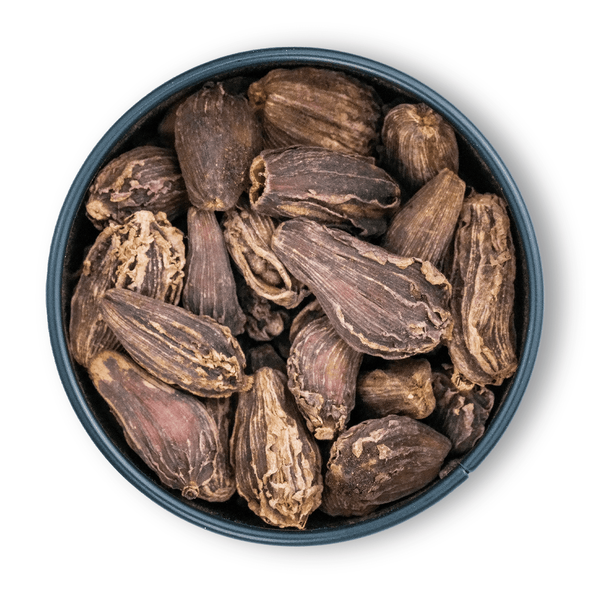Schale mit schwarzen Bio-Kardamomkapseln von oben auf weißem Hintergrund.