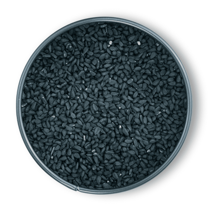Runde Metalldose Bio Schwarzkümmelsamen von oben auf weißem Hintergrund gesehen.