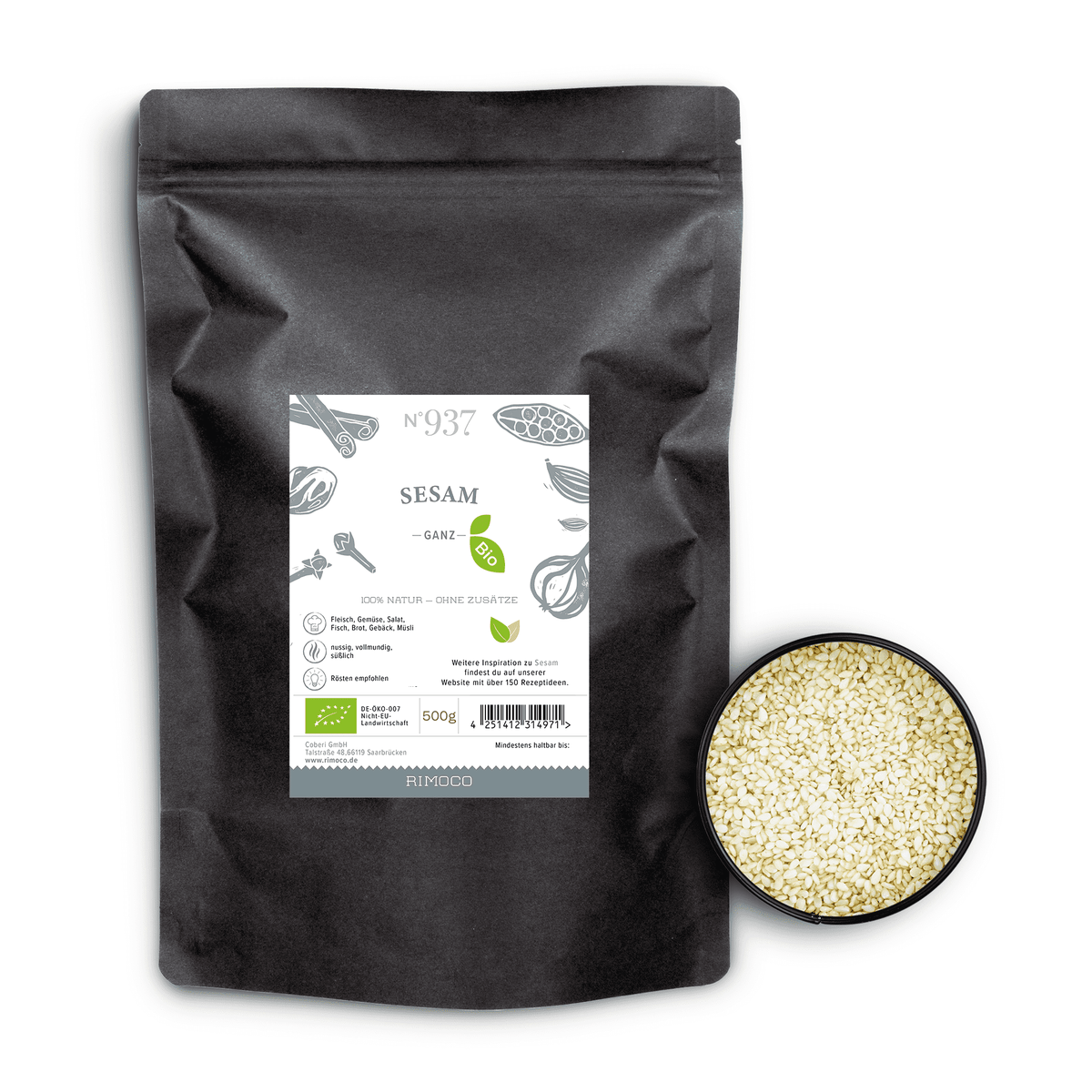 Ein schwarzer, wiederverschließbarer Beutel Bio Sesam steht neben einer kleinen Schale mit Sesamsamen, die ihr nussiges Aroma entfalten.