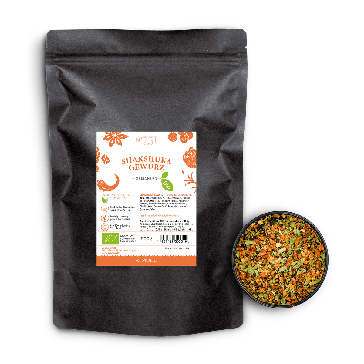 Eine Schale mit veganer Tomatensauce neben einem schwarzen Beutel Bio Shakshuka Gewürz.
